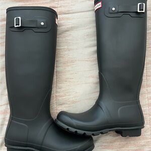 Hunter Matte Black Tall Rubber Rain Boots with Adjustable Buckle Never worn